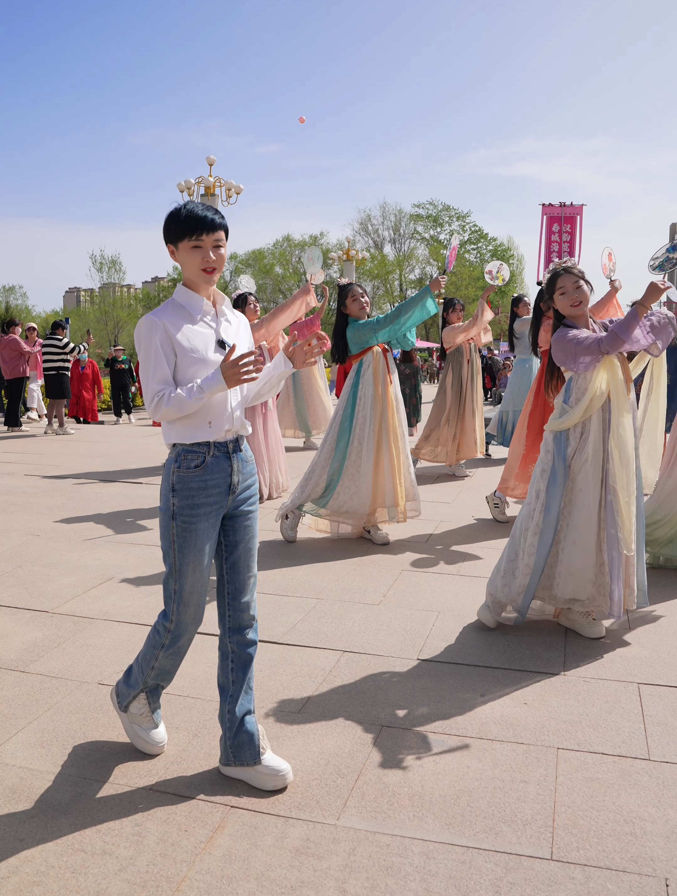 去“村”游啦!新疆呼图壁海棠花季牵手万人椒麻鸡,赏花吃鸡度个假