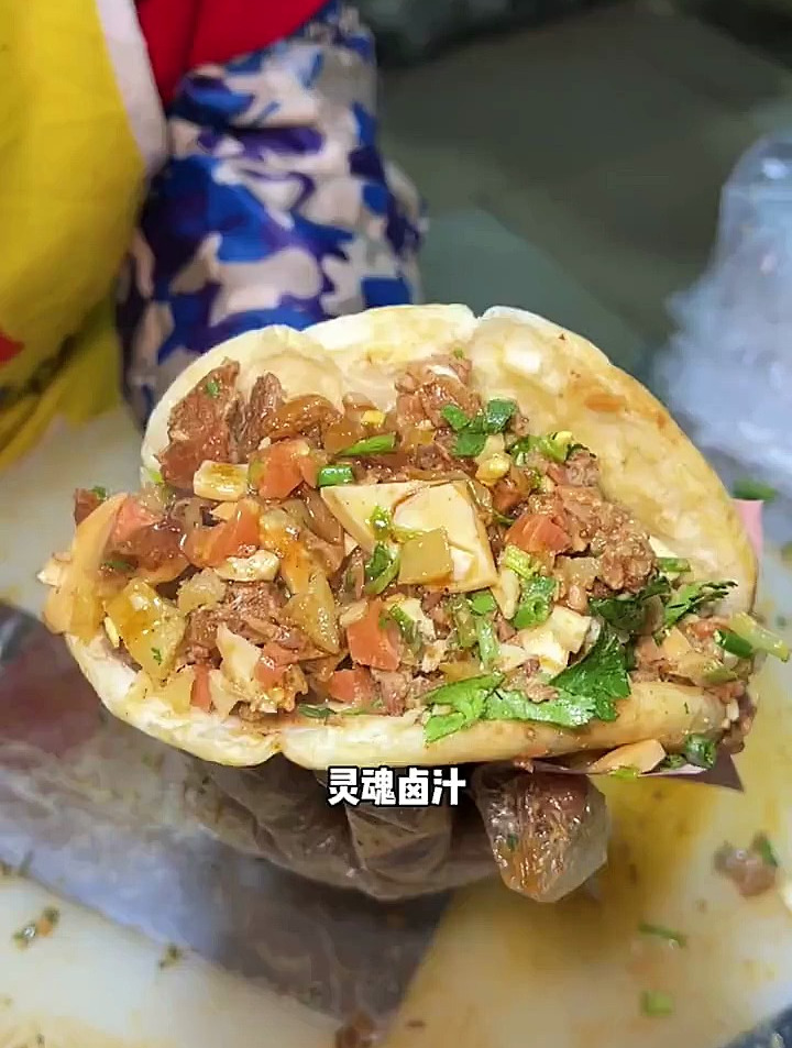 12块这么大一个真的太怼实了!肉夹馍&nbsp; 湖北大学&nbsp; 小吃街