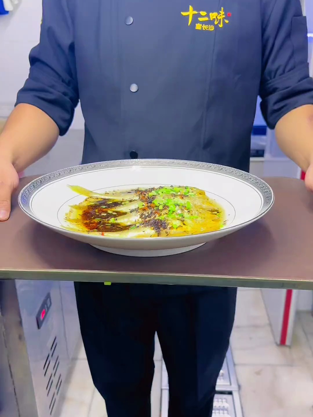 梅干菜蒸小黄鱼,非常完美的结合。很多人都没吃过吧