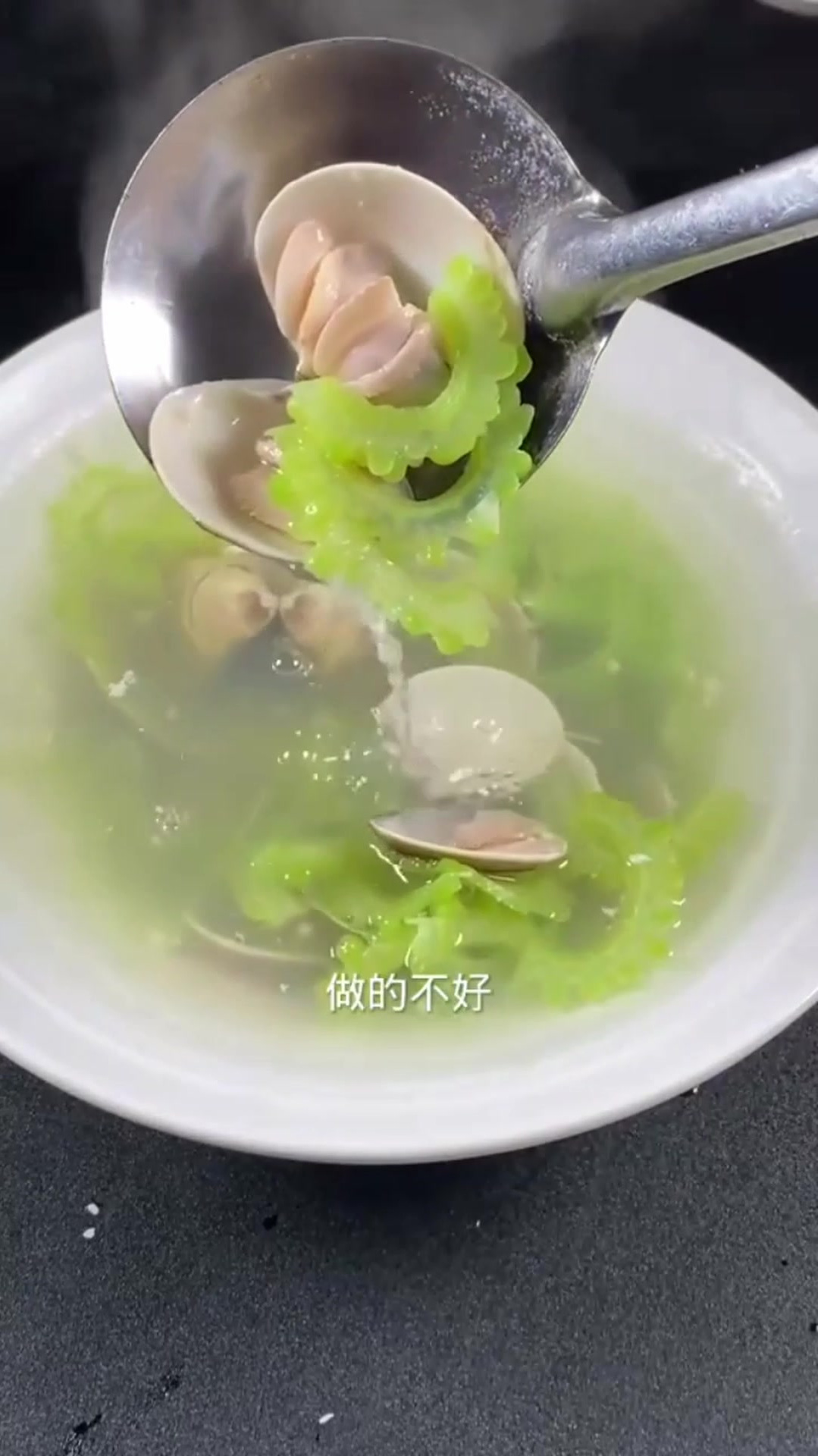 分享苦瓜文蛤汤,比较适合夏季喝,大人小孩都可以