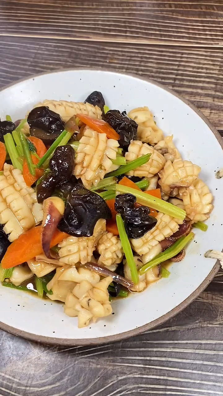 鱿鱼炒芹菜肉松脆弹牙,关键是什么你知道吗?