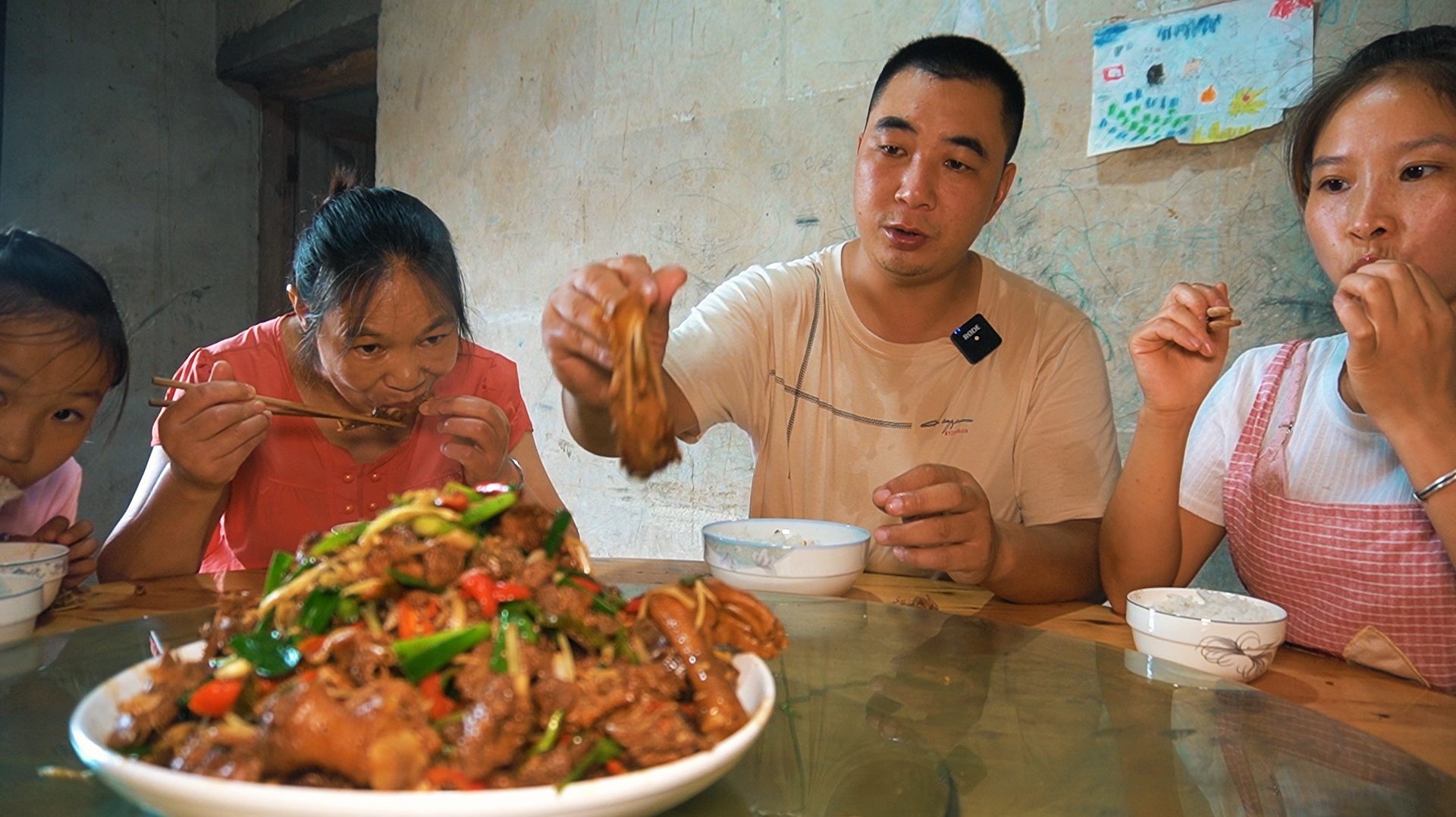 桃子姐买回一只大鹅,做一盘醉鹅,肉香浓郁,一家人吃得美滋滋