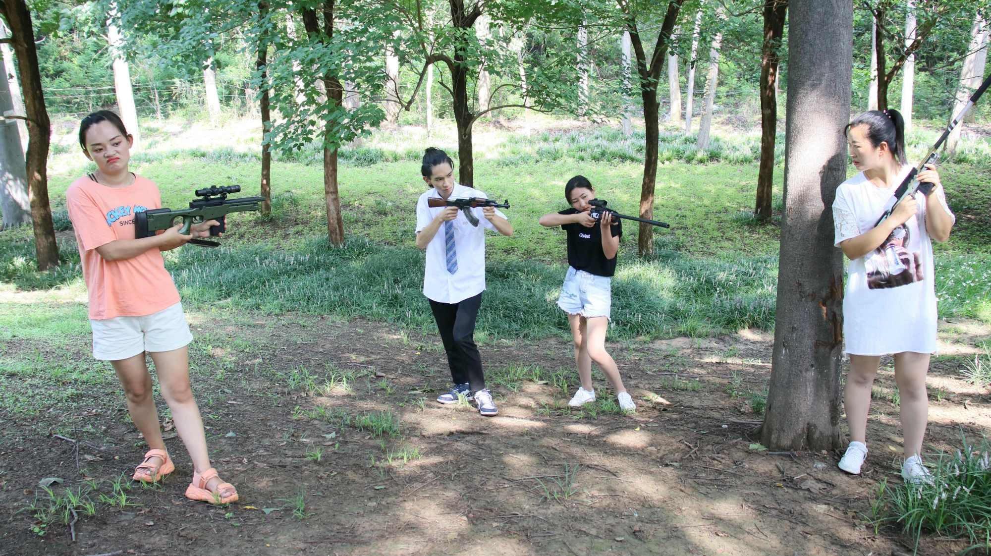 绝地求生真人版:姐野区钢枪被打残血,妹持八倍镜散弹枪一招制敌