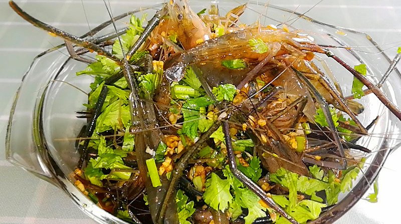 泰州水网密布河虾多,虾煮着吃嫌不过瘾,却要生醉着吃,的确美味