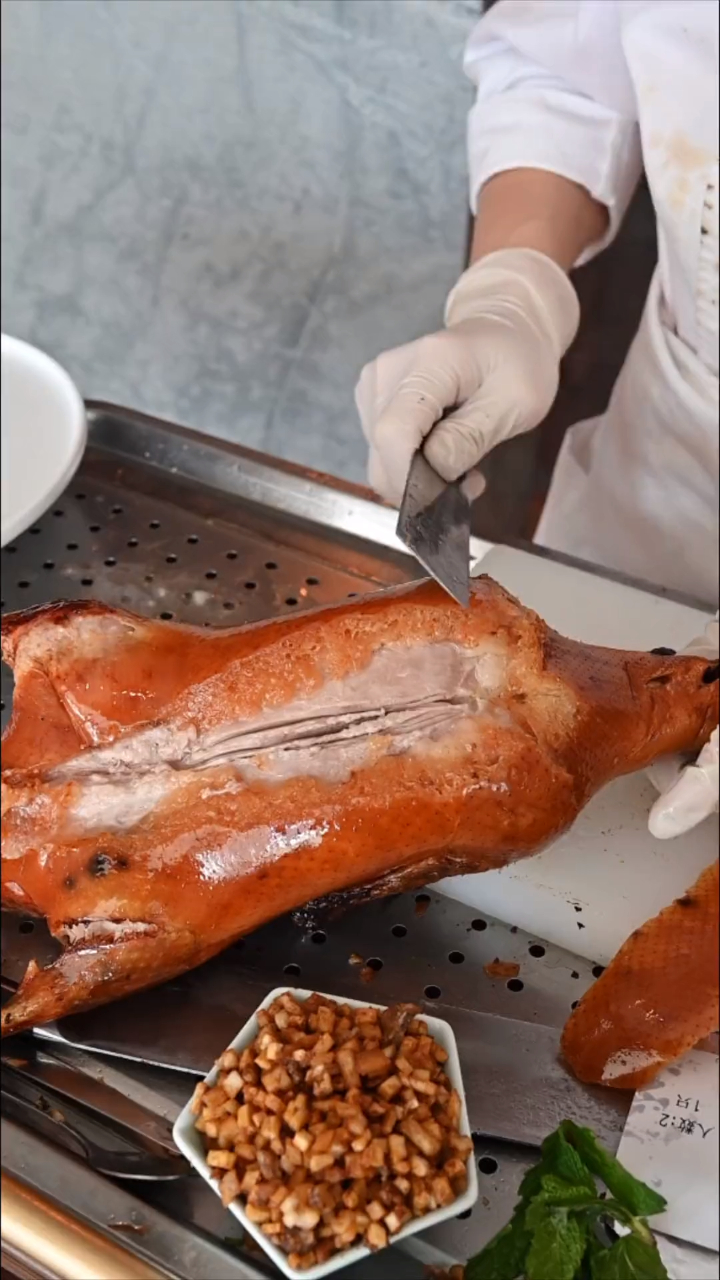 北京烤鸭的正确吃法,铁子们都知道吗?