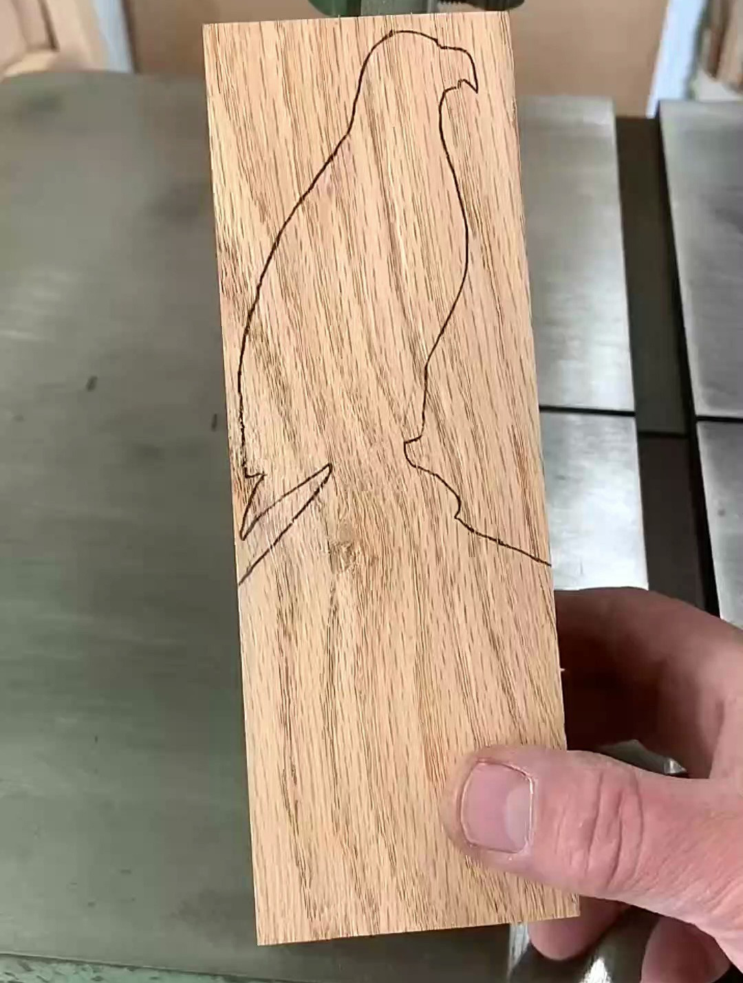 木工:用木头制作的老鹰雕塑