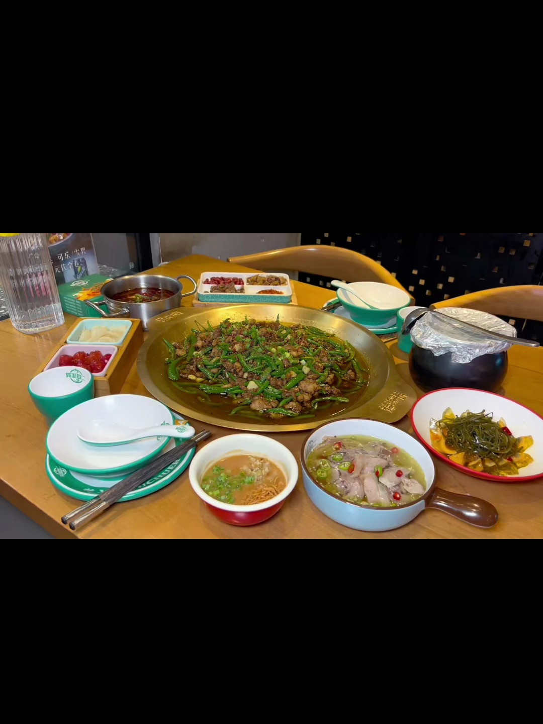 花一百多吃尖椒鸡老板送了我7个菜,外加129瓶啤酒!