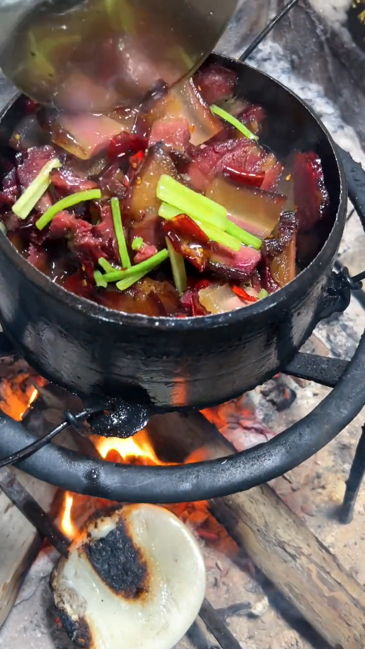 农家柴火腊肉,家乡的味道,铸铁锅做出来才好吃!