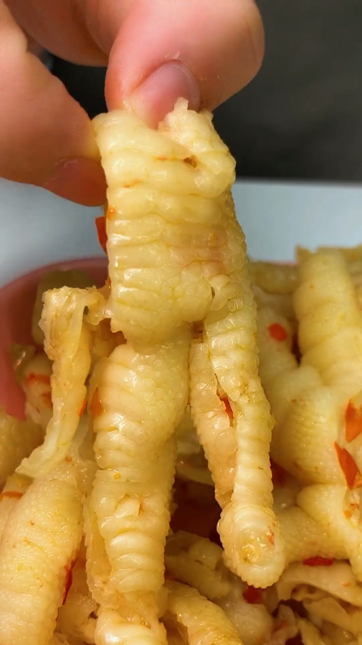 酸辣无骨鸡爪,一口一个