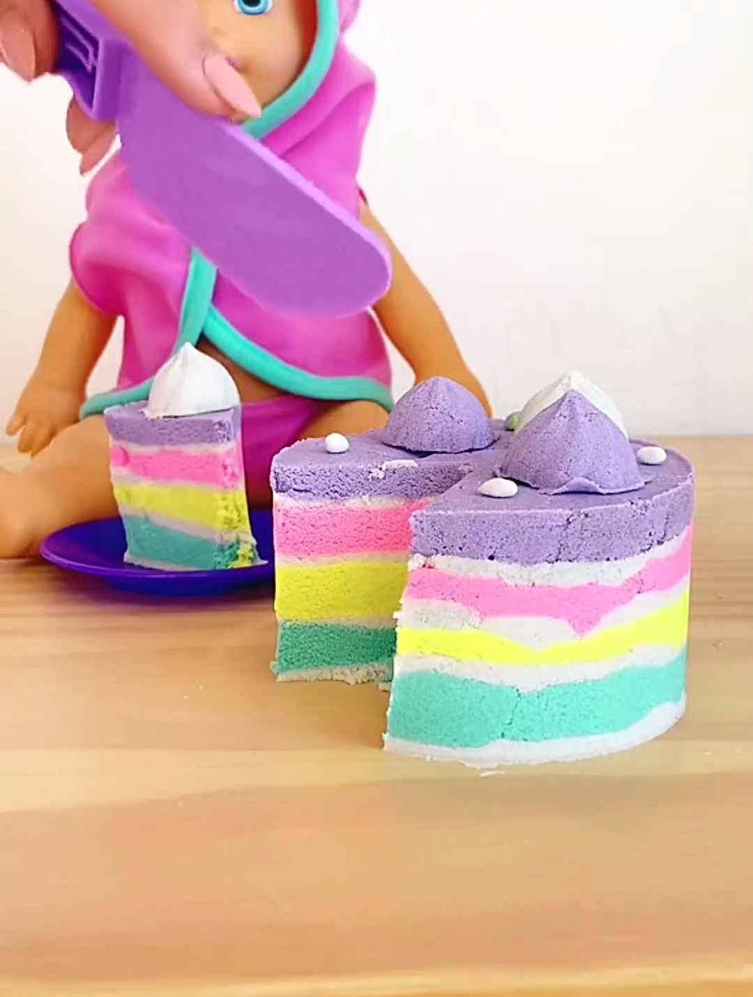 趣味玩具:芭比娃娃吃蛋糕