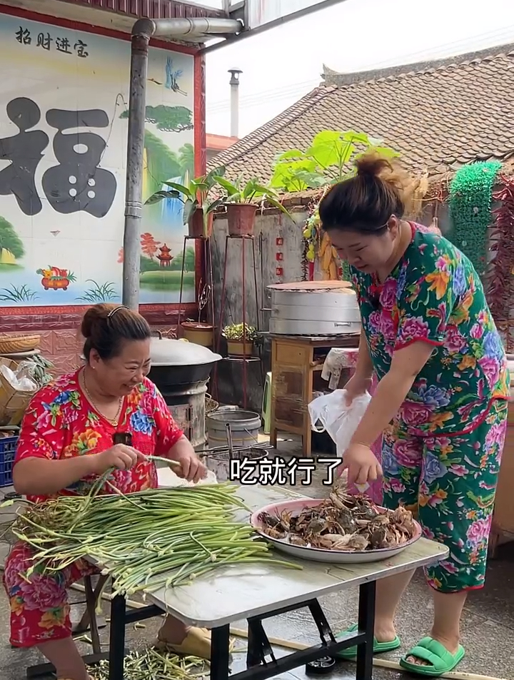 蒜苔咸菜大包子是我们当地的特色,特好吃,用大酱腌制
