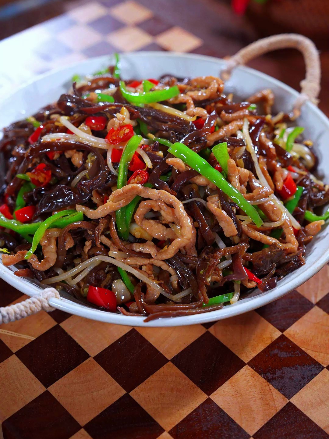 木耳肉丝到底是先炒木耳还是先炒肉丝?今天这个做法既简单又下饭