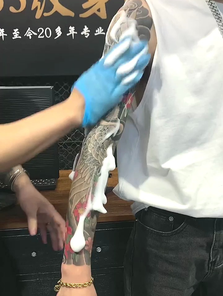 小伙子纹身花臂,这可是一辈子的事情,千万不要后悔
