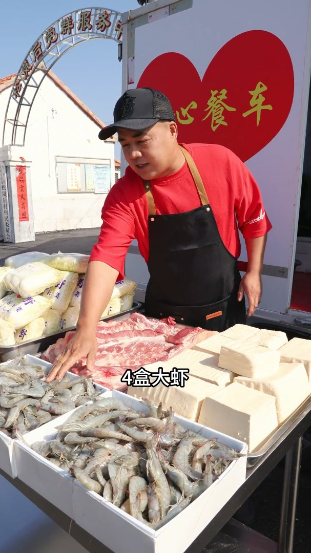 简简单单,大锅炖菜,老人们领个现成的菜回家吃,就很开心