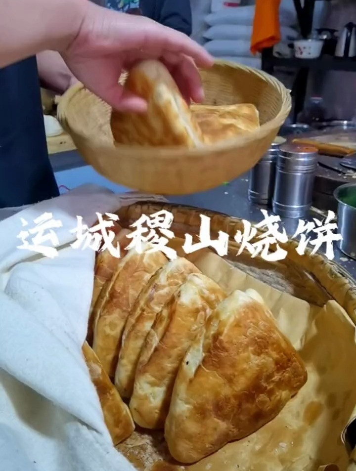 看小哥专注的眼神,我就知道,这个民间传统美食,稷山烧饼一定很好吃