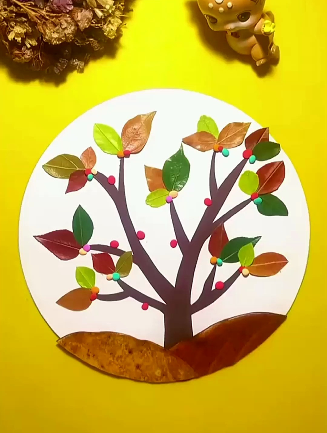 树叶手工画:树叶粘贴秋天的果子