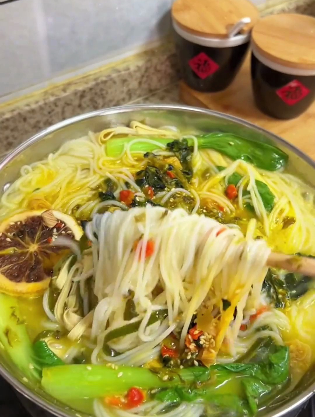 吃一次就会爱上的酸菜金汤米线
