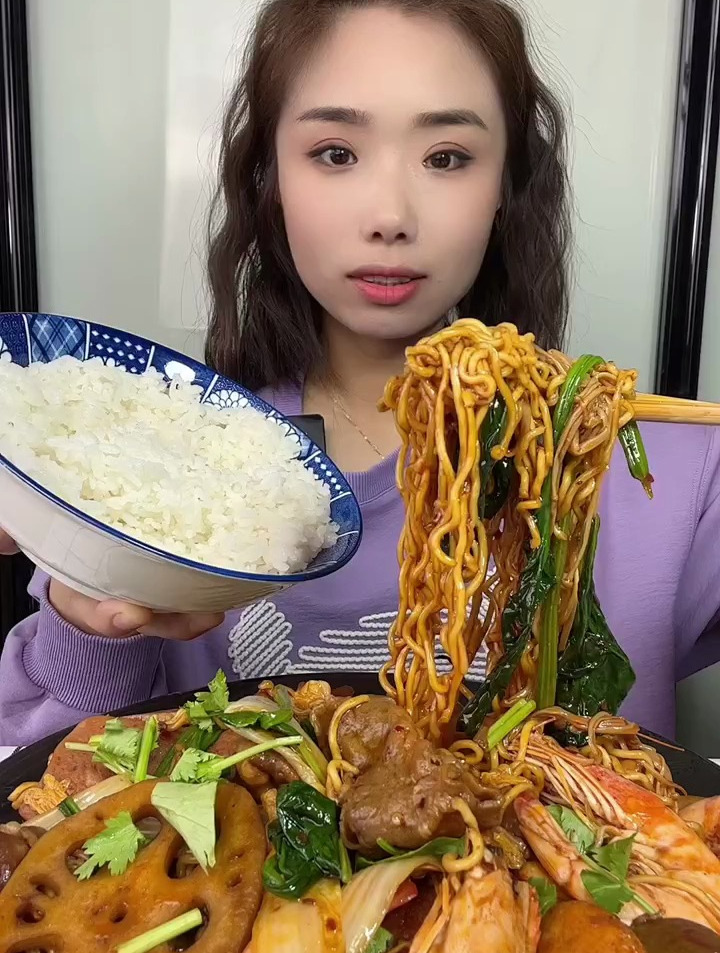 麻辣香锅太香了,一定要放方便面超好吃