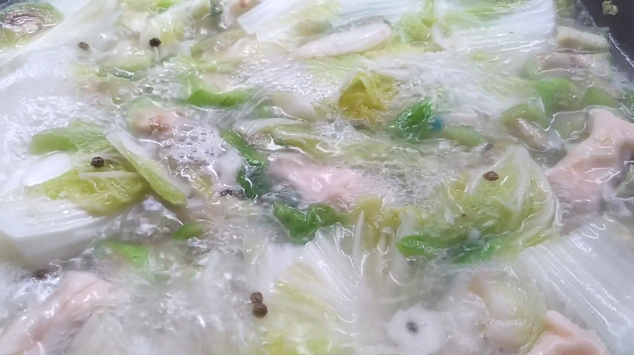 周末在家做清淡营养餐,白菜丝瓜滑肉汤的做法在这里