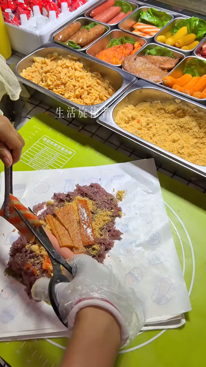 校门口的糯米饭团也太实惠了吧!加了足足7种料……紫米也好好吃童年回忆杀!