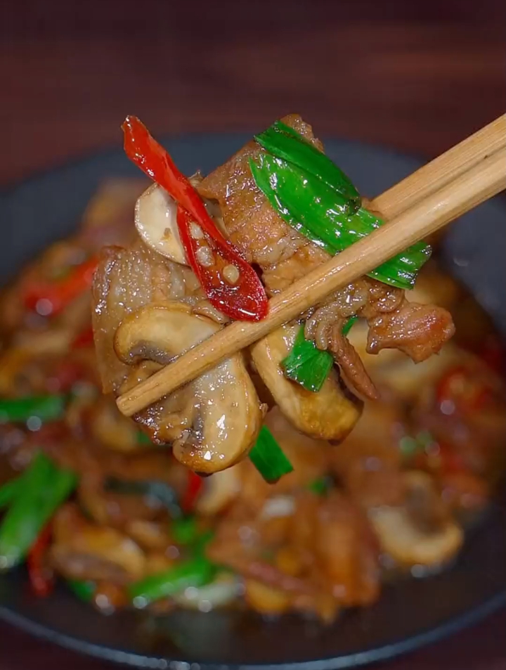 我是真没想到蘑菇炒肉片这么做香辣下饭,做法简单