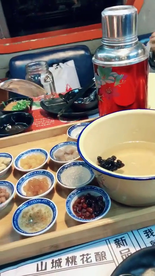 等了四个小时……终于吃到网红奶茶冰粉!