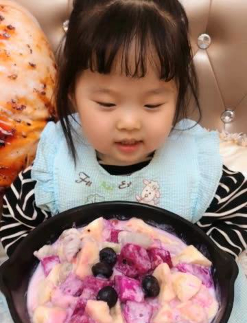 草莓酱放凉之后,记得用密封的容器冷藏保存,也可以给宝宝夹面包片吃,酸酸甜甜,非常好吃