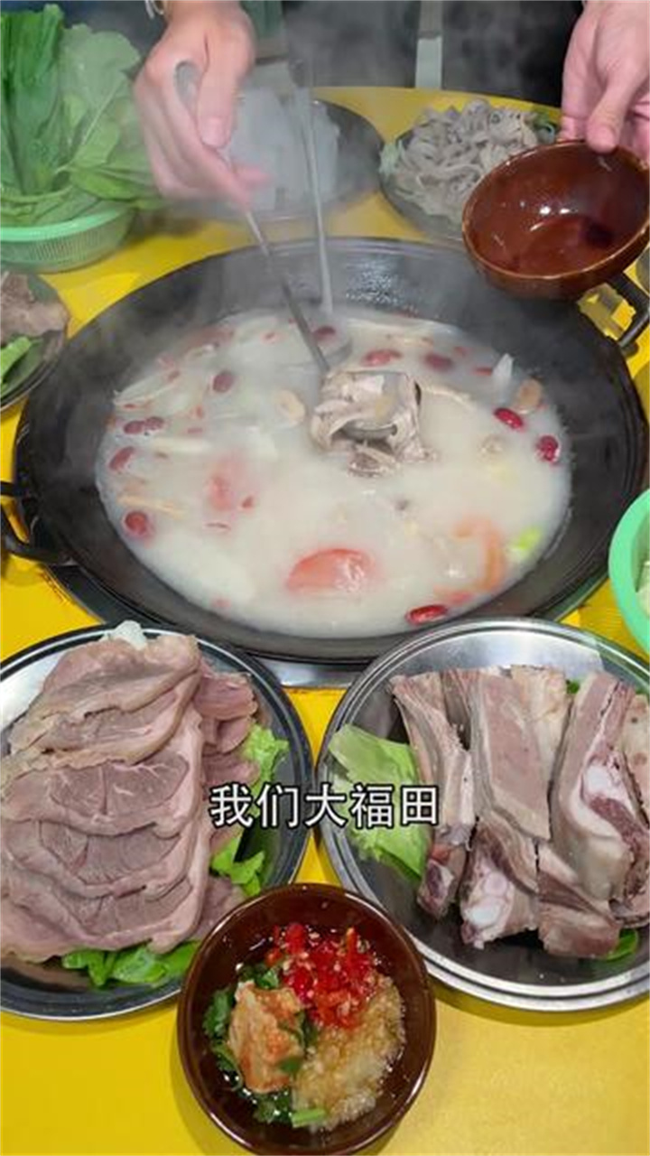福田这家市井气息浓郁的烫皮羊肉火锅店