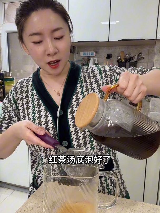 姐妹花们的下午茶,吃个枣糕,搭配个女生们喜欢的阿胶奶茶!