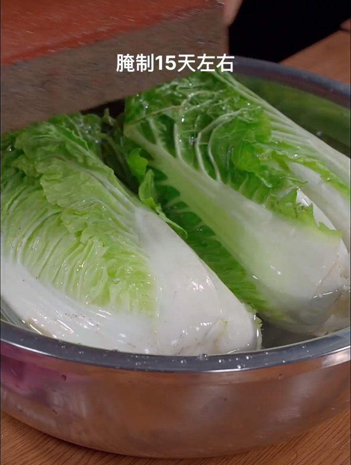 今天教大家一个方法,照样能腌出东北大缸酸菜的味道