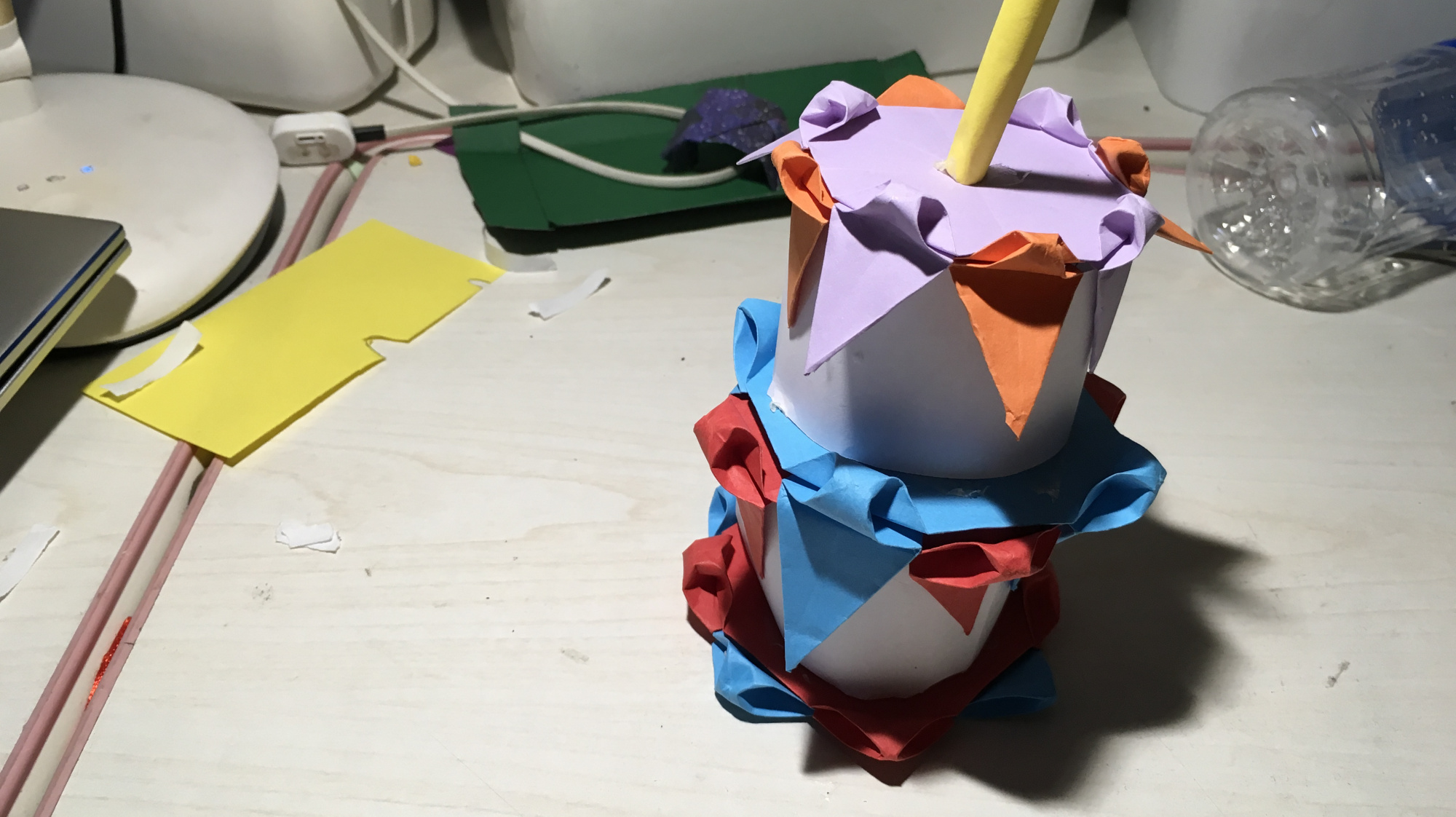 手工制作:今天教大家折一款超漂亮的立体双层生日蛋糕,过程很繁琐,但是很容易操作,做好后可以