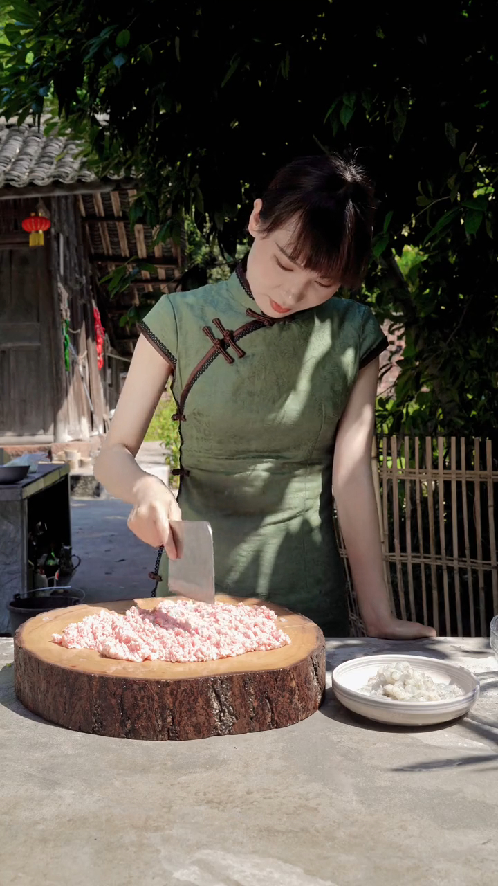 虾仁馄饨怎么包,简单又好看。今日美食分享:虾仁抄手