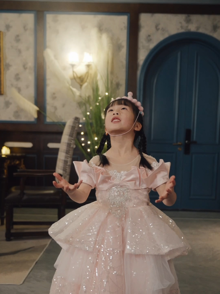 保姆为哄千金女儿开心,竟当众扮演小丑!
