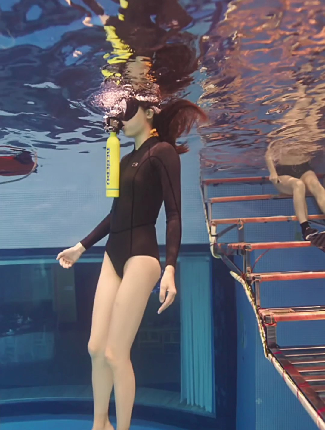 潜水女孩水下摄影,自由自在游泳的鱼儿,水下潜水美女视频