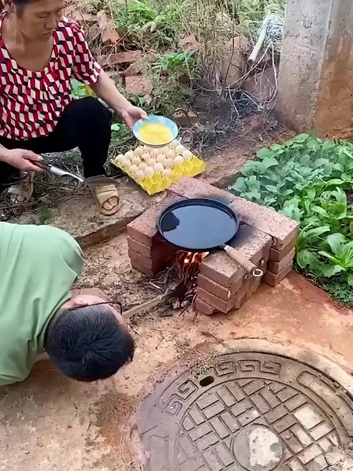 农村小伙研发“魔鬼煎蛋器”火了,三秒搞定,自己在家做美食