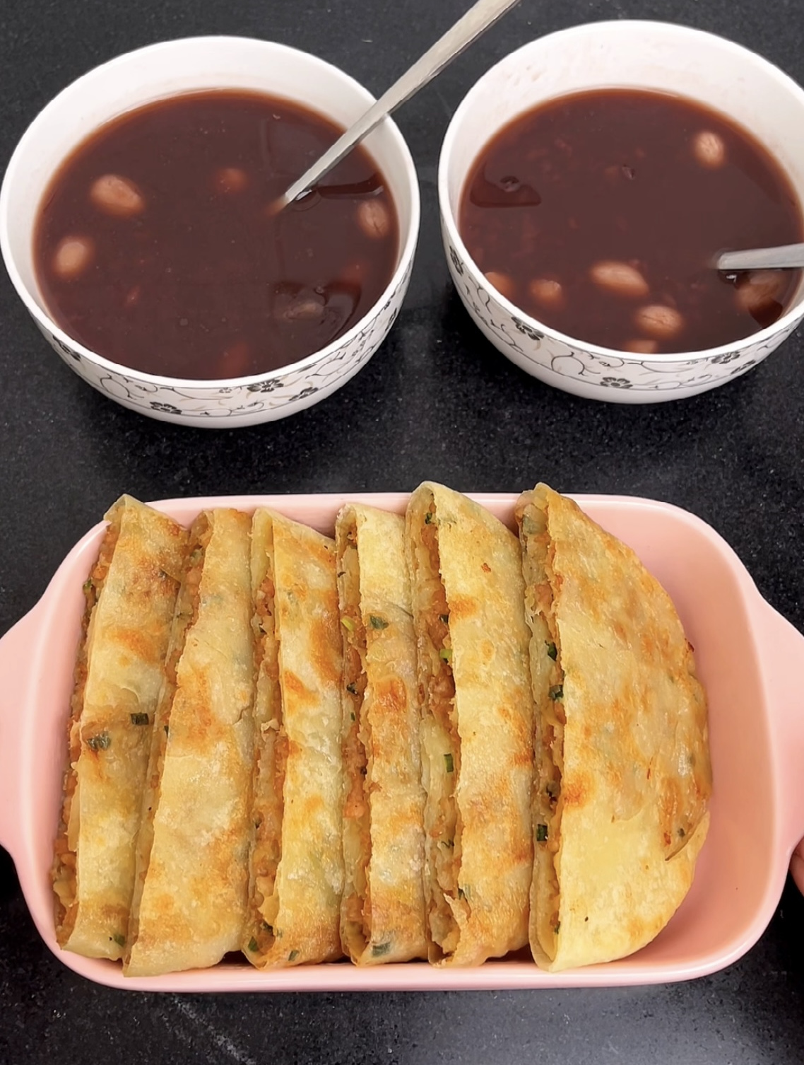 跟着两岁宝宝吃早餐,层次分明的香酥肉饼,早起10分钟就完成