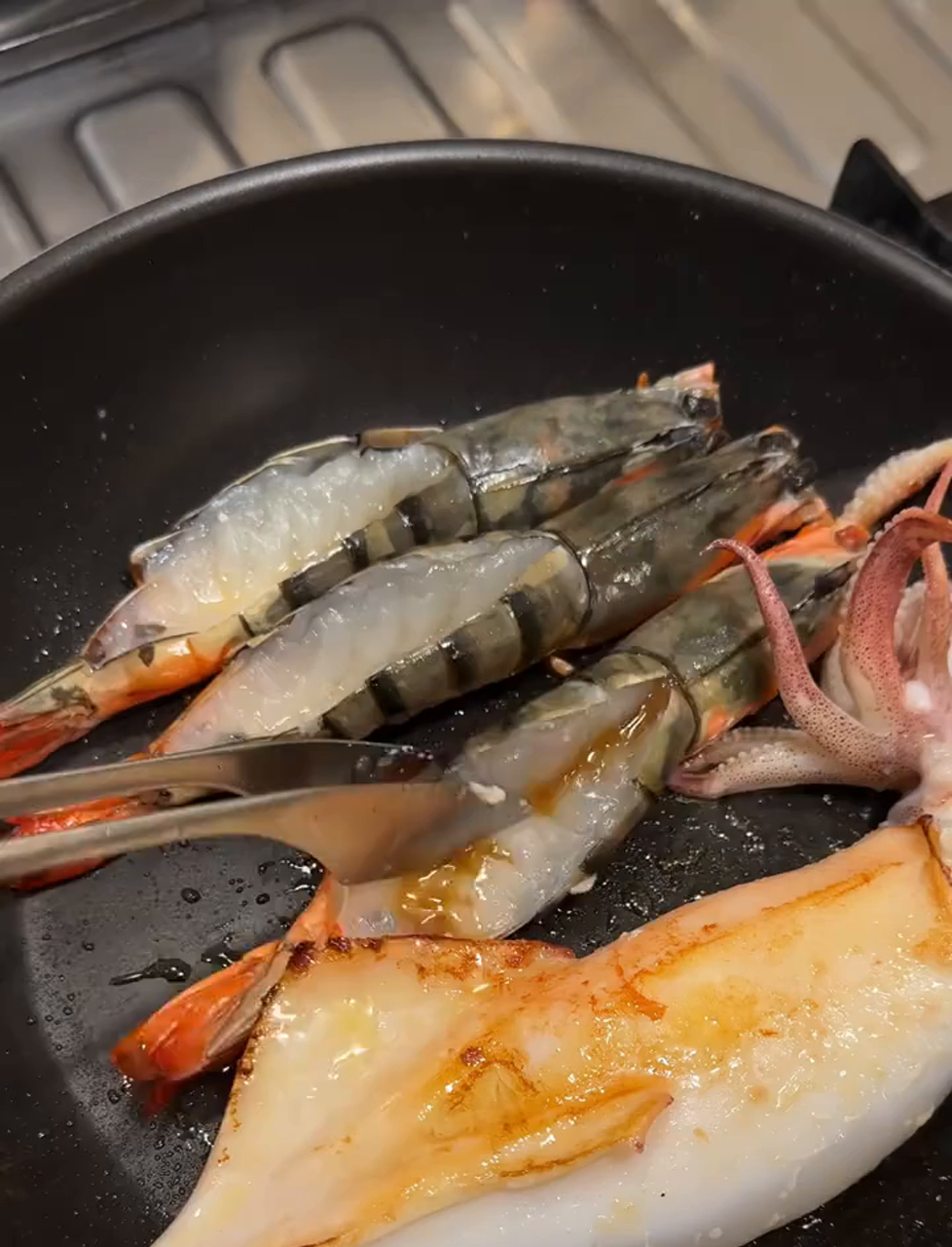 辣牛肉汤饭配芝士烤肉拼盘,天冷就得吃热乎的!