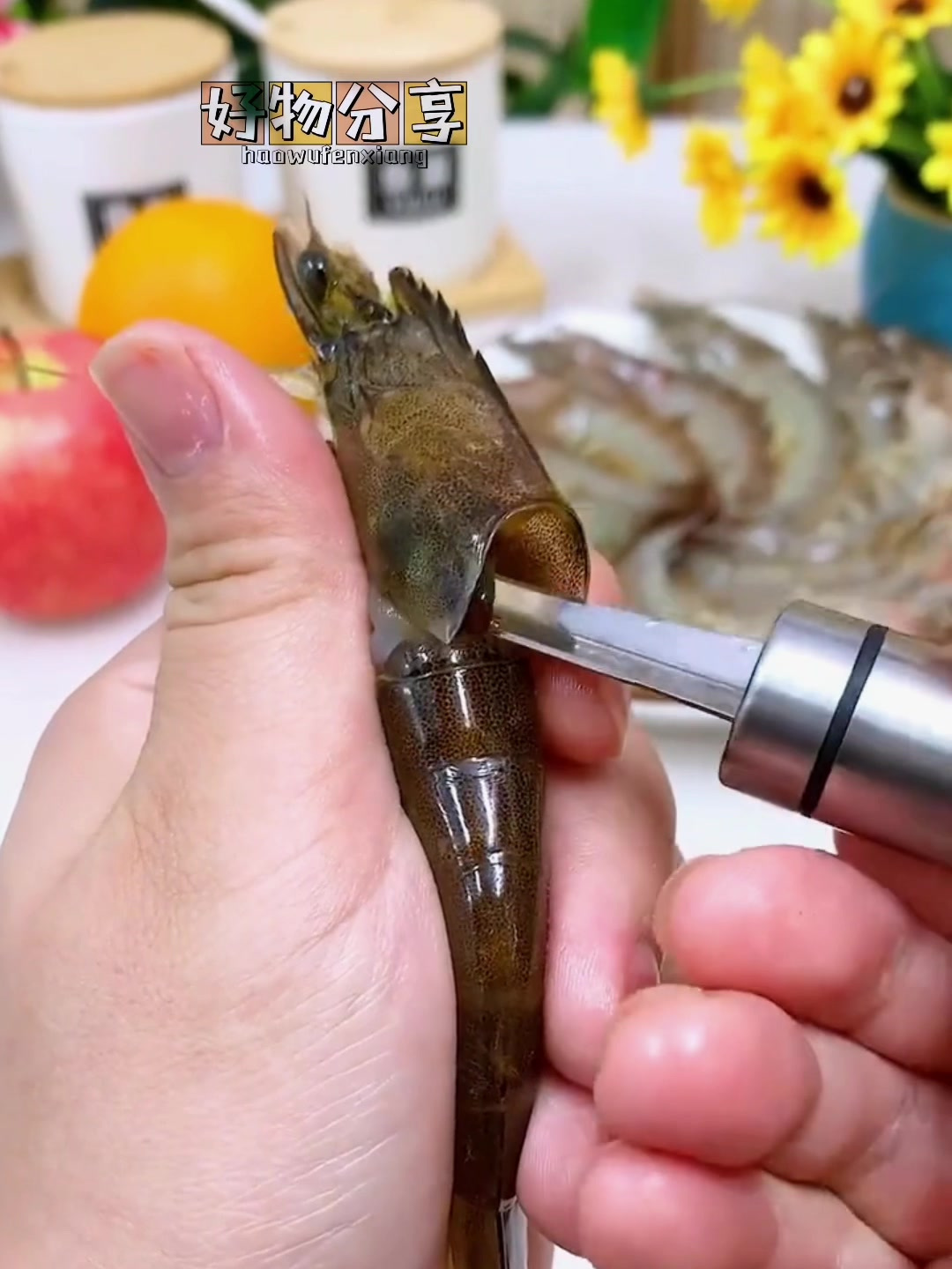 用这个虾线刀,可以轻松挑虾线去虾胃