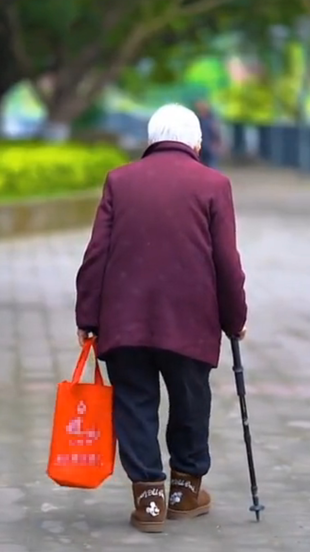 老人吃霉蛋糕诱发心衰,还未痊愈出院又因吃隔夜菜休克,进抢救室