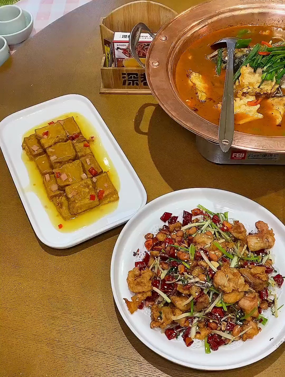 青山这家鱼头泡饭味道真的绝了,我一口气干了三碗饭