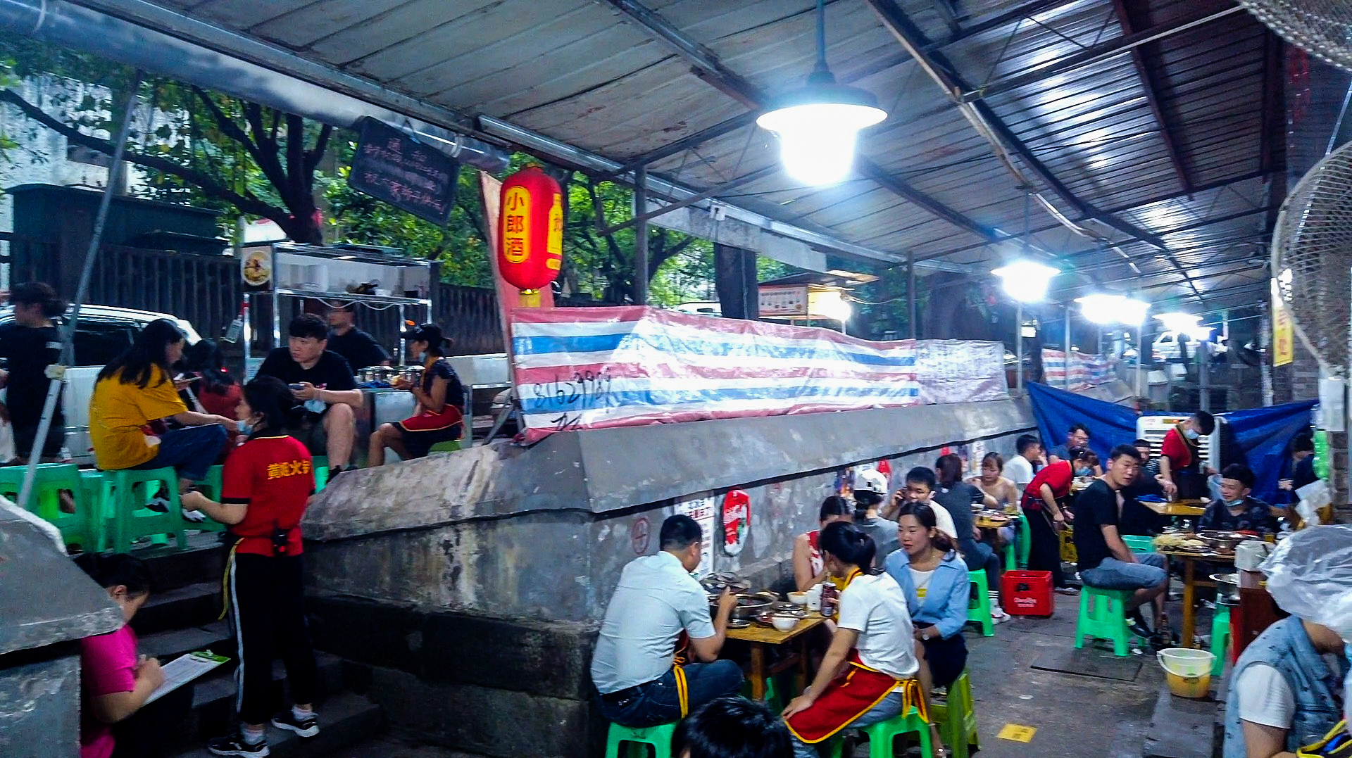 重庆一家几十年老院子火锅,15元爆辣锅底,每天6点就挤爆了!