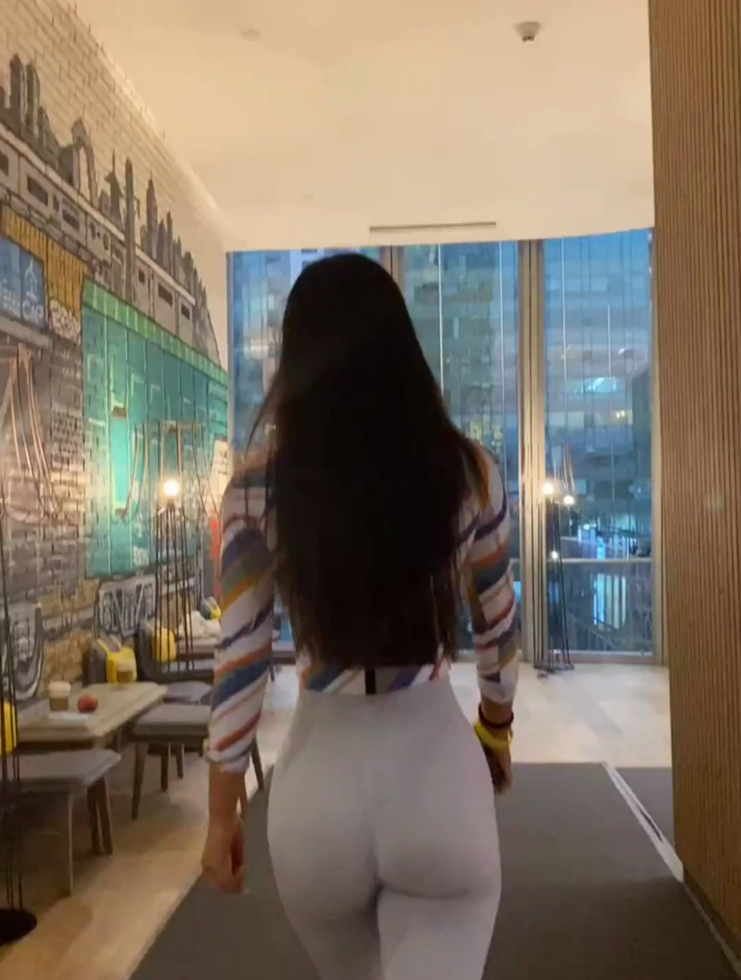 紧身裤健身女孩,背影迷人!