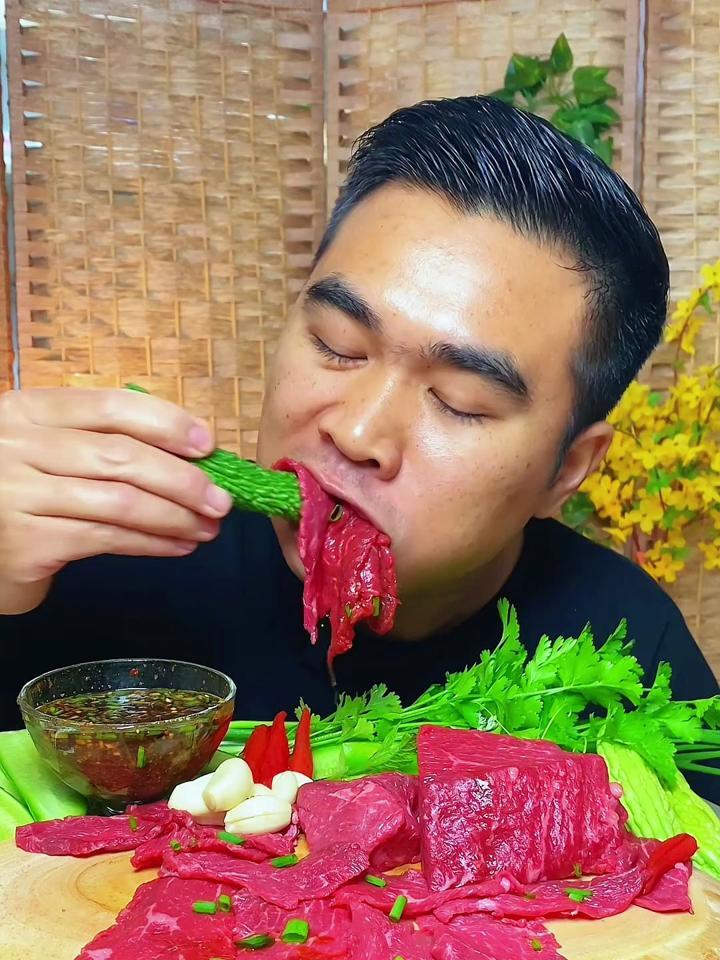 泰国人是有多喜欢吃生牛肉,真是不可思议啊