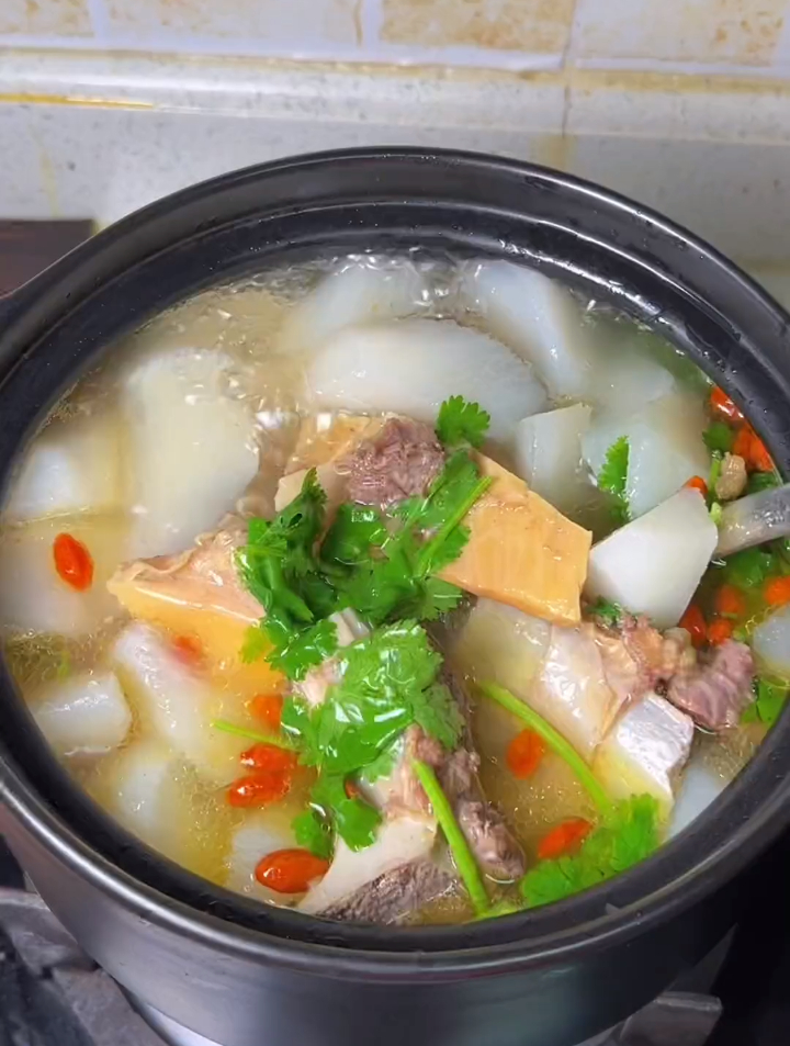 萝卜炖牛排骨给家人喝,汤清味美,来上一碗什么都不爱了