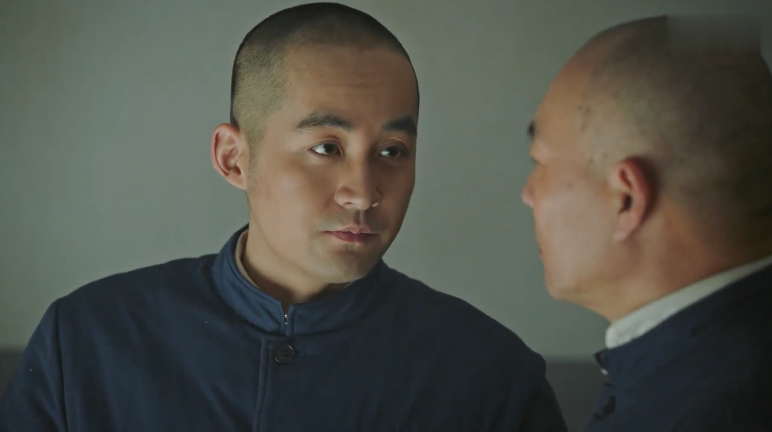 学生因为犯事进了监狱,却还是不放弃学习,还找人教他英语