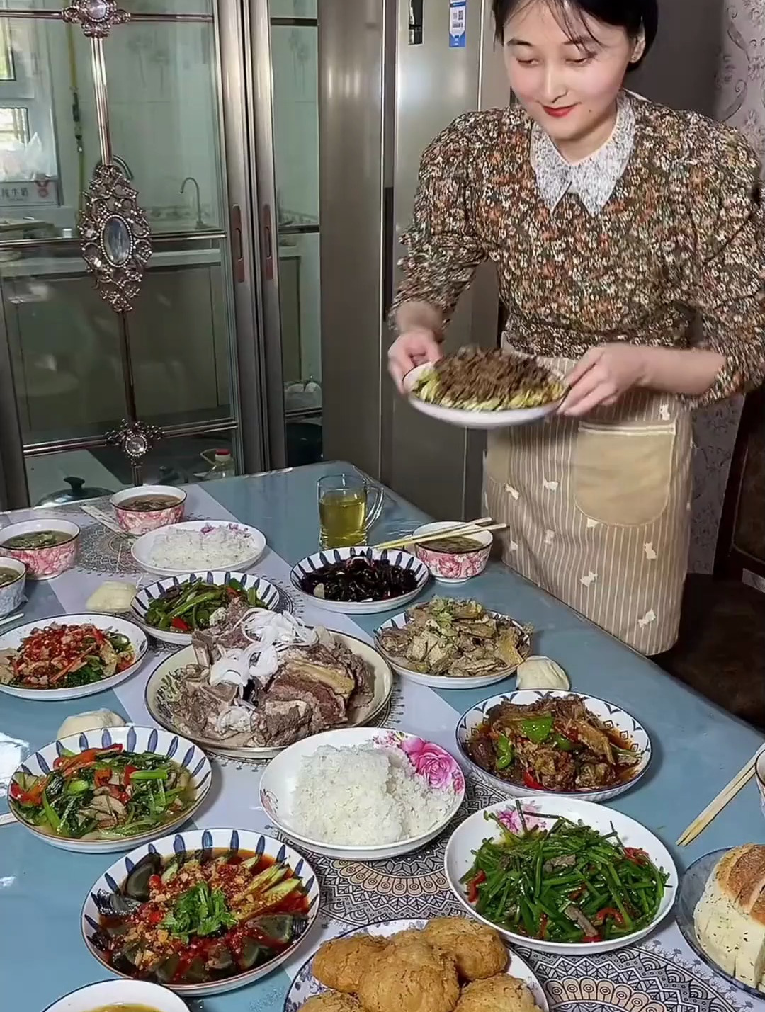待客桌上少不了的简单美食,家常黄面烤肉