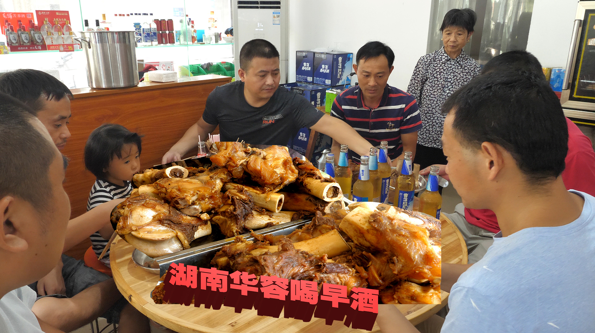 实拍华容喝早酒，巨型牛骨头当下酒菜，大块吃肉大碗喝酒真痛快！
