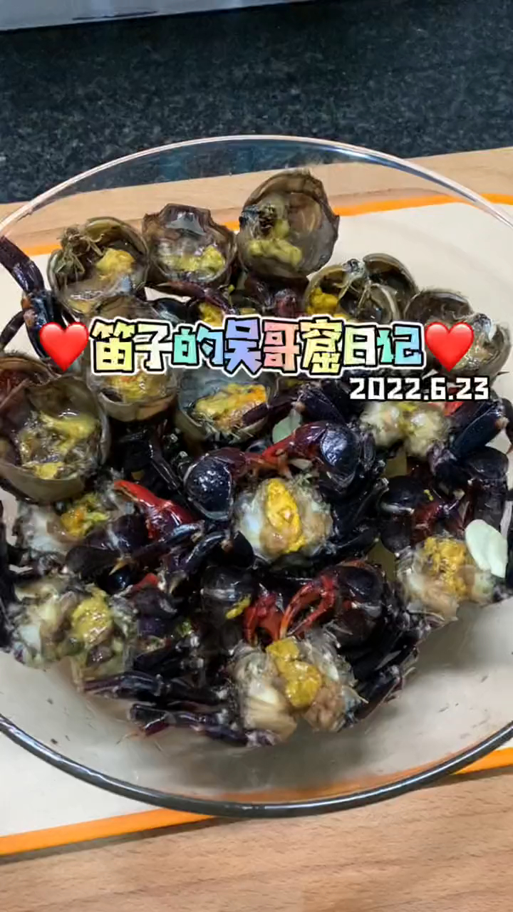 凉拌新胀蟹,猪腿肉卷蘸酱油,脆皮猪尾,夏天就得吃点下饭的