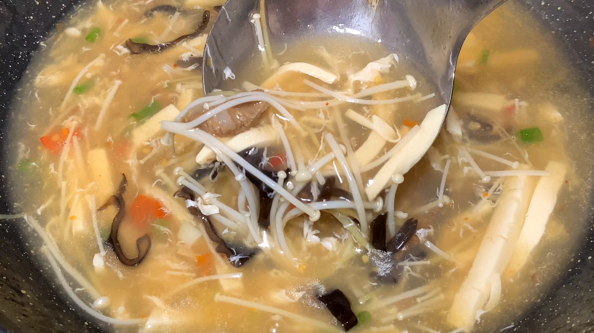 酸辣汤怎么做才好喝?教你一个美味的做法,鲜香味美非常好喝