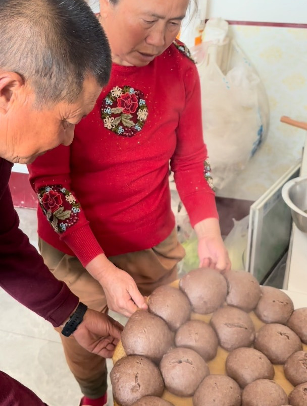 黑馒头你吃过吗?鸡肉炖米线,真好吃